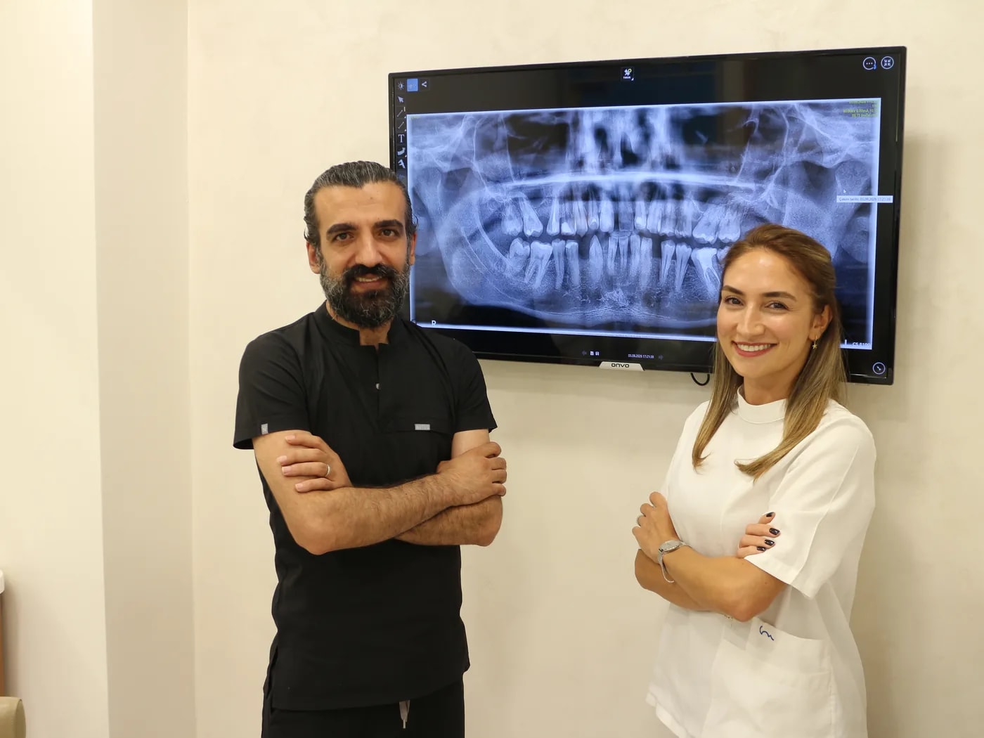 Mimar Diş Kliniği hekimleri Ramazan İnkaya ve Gamze Yazıcı