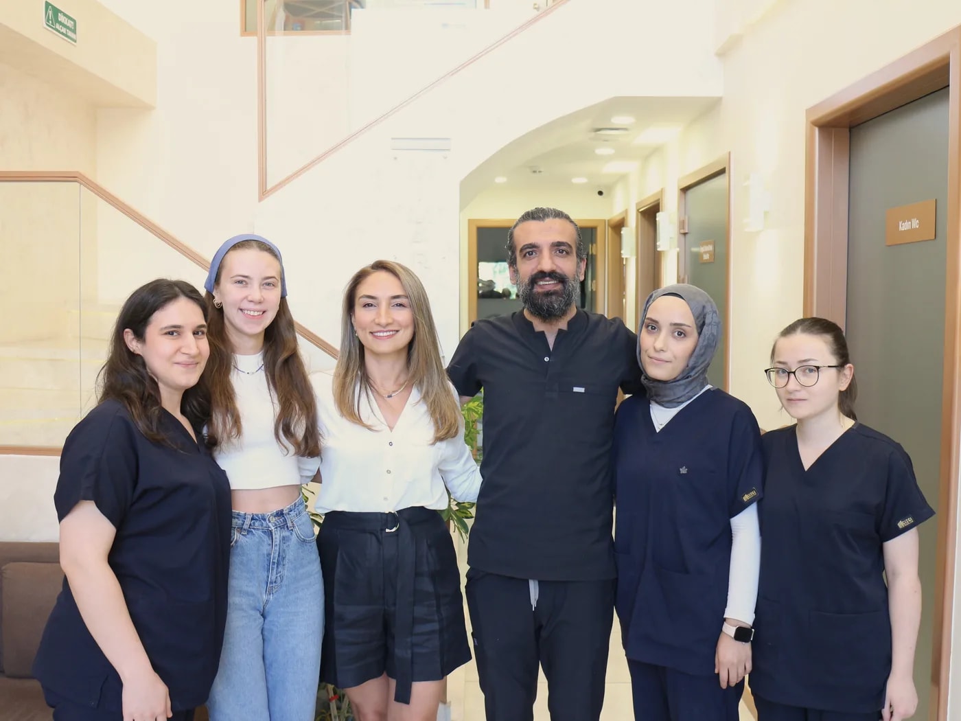 Mimar Diş Kliniği ekibi klinik girişinde