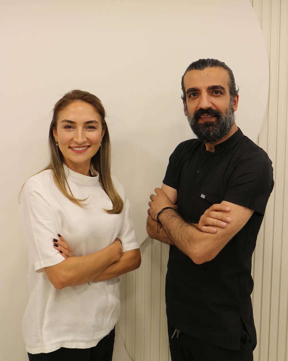 Mimar Diş Kliniği hekimleri Gamze Yazıcı ve Ramazan İnkaya klinikte