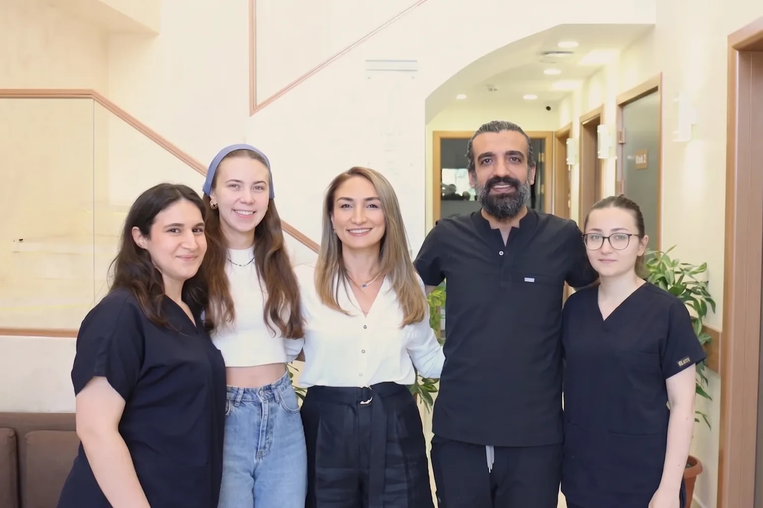 Mimar Diş Kliniği ekibi Mimaroba'daki kliniğin bekleme alanında