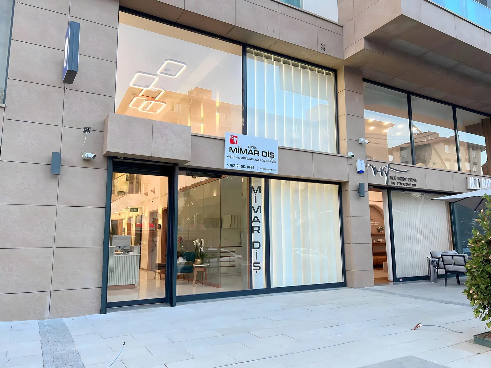 Mimar Diş ortodonti kliniğinin Mimaroba Çarmıklı Caddesi'ndeki cam cepheli dış görünümü