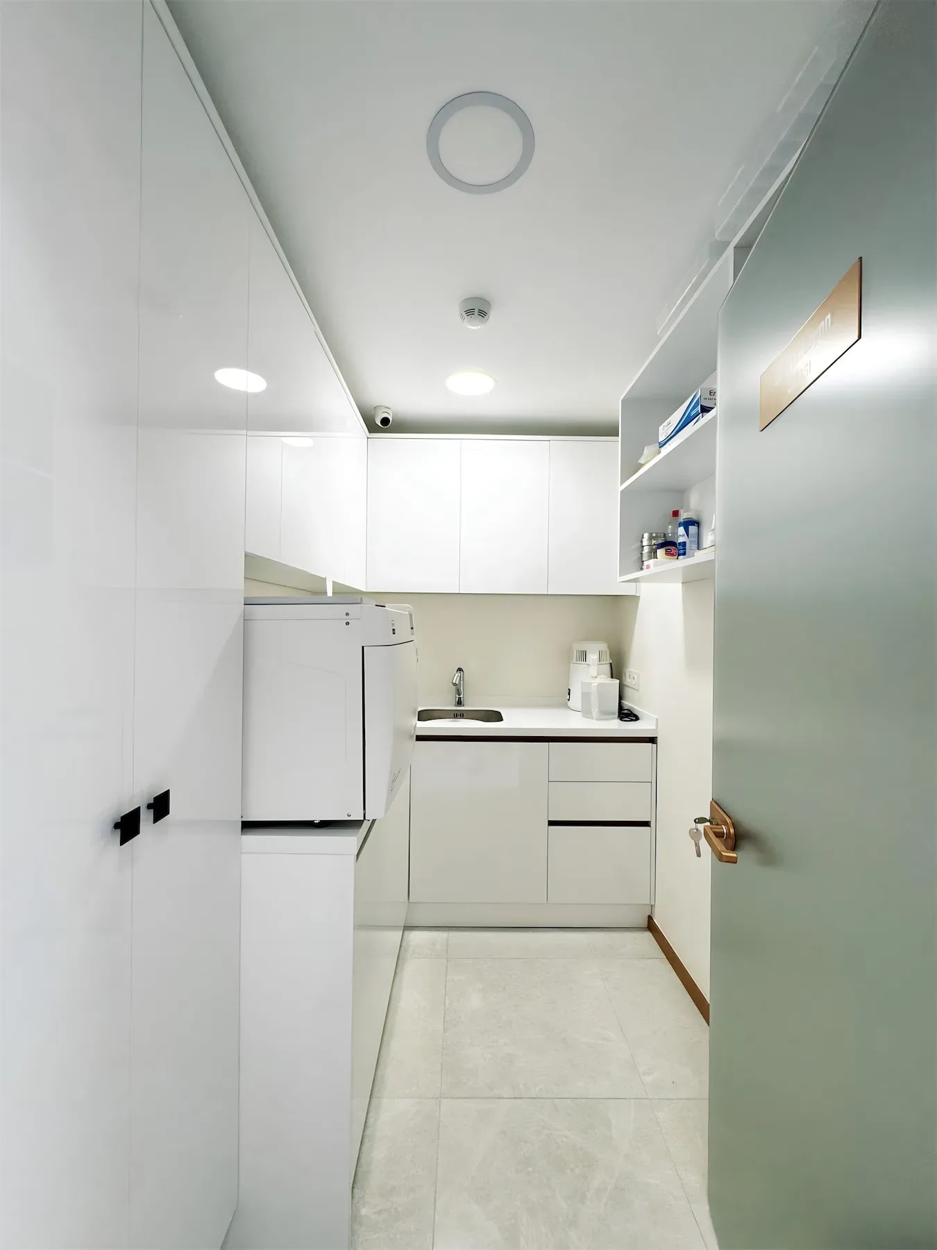 Sterilizasyon odası; otoklav, lavabo, distile su cihazı ve malzeme rafları