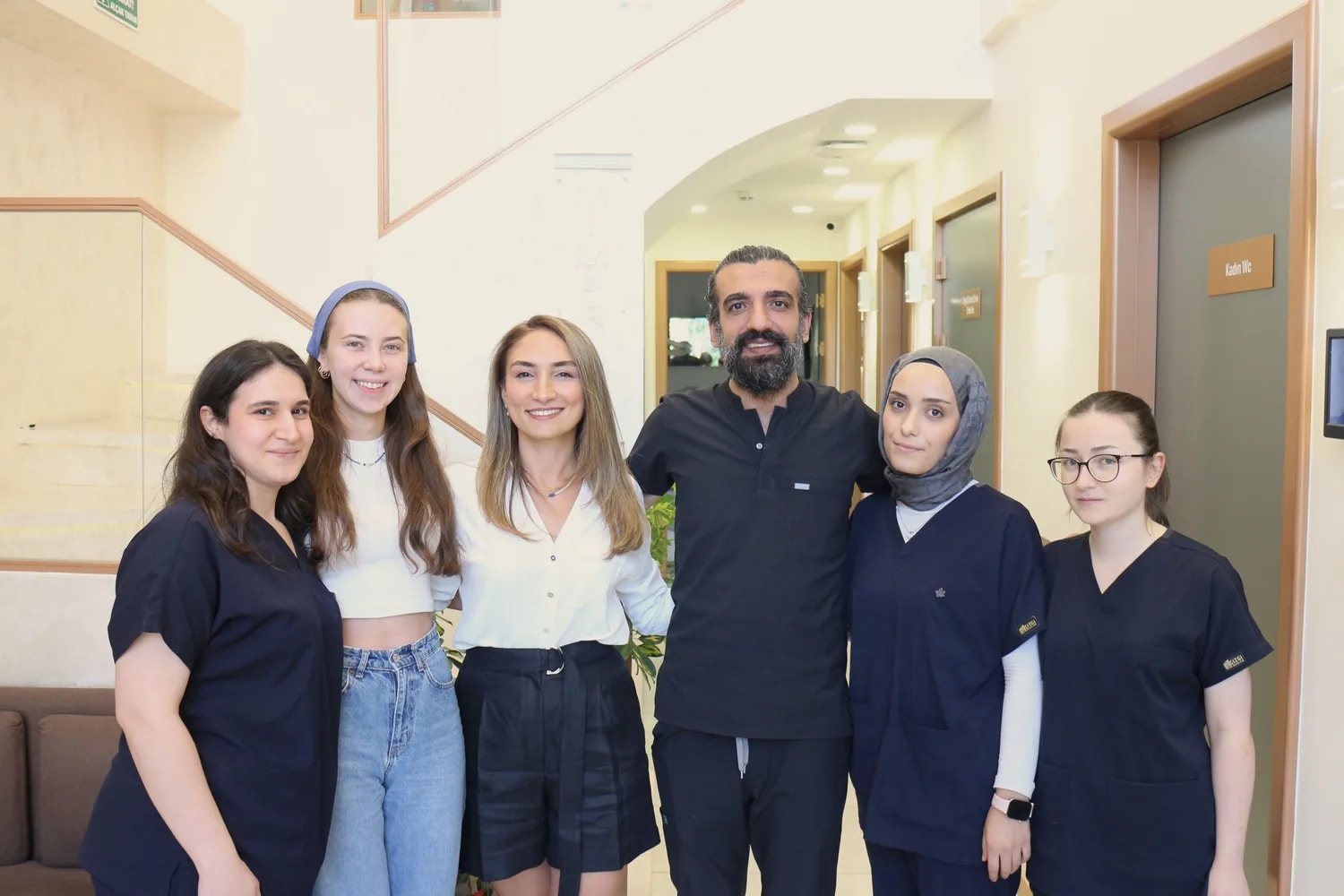 Mimar Diş Kliniği ekibi klinik girişinde
