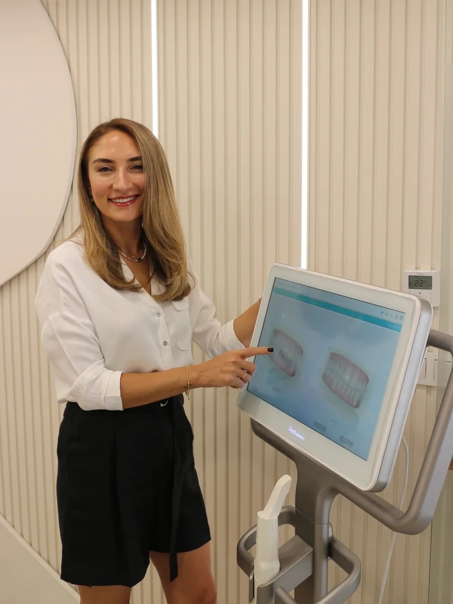 Dt. Gamze Yazıcı tedavi planını dijital ekran üzerinden anlatıyor