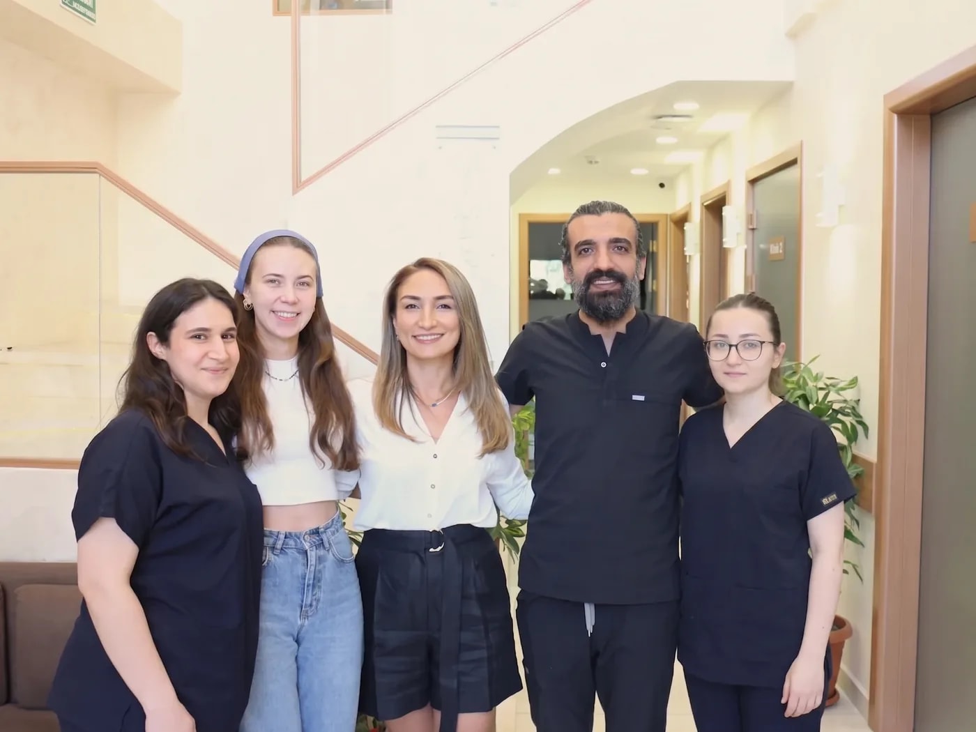 Mimar Diş Kliniği ekibi Mimaroba'daki kliniğin bekleme alanında