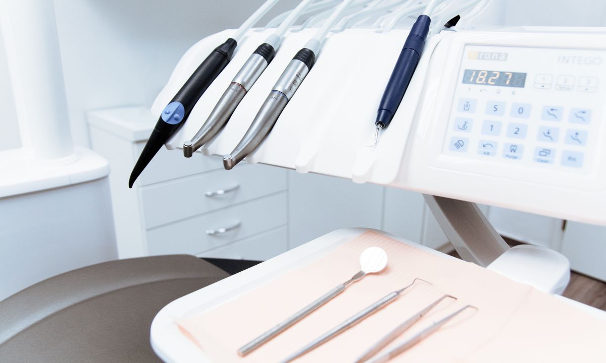 Klinikte ofis tipi diş beyazlatma için hazırlanan diş üniti ve el aletleri