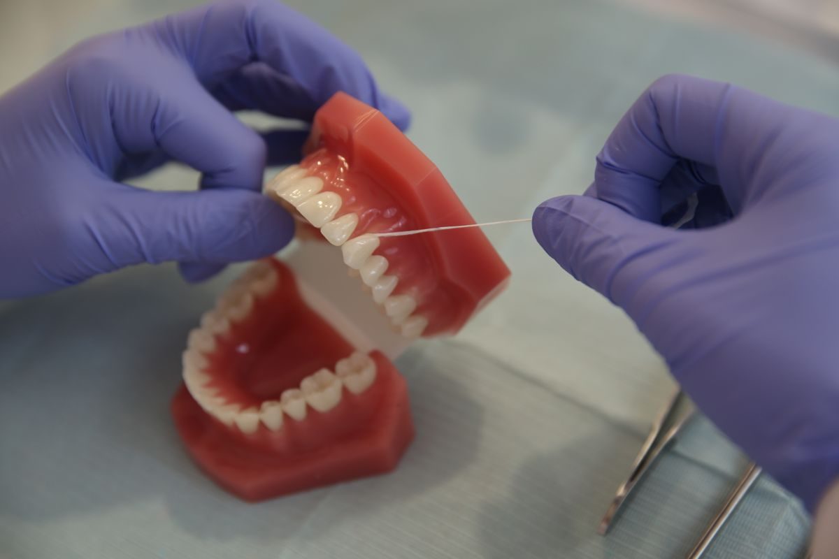 Diş modeli üzerinde diş ipi uygulaması — arayüz temizliği tekniği